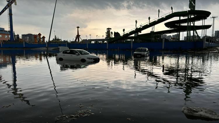 <div>Öte yandan Antalya Havalimanı'nda olağanüstü bir durumun olmadığı, hava trafiğinin devam ettiği bildirildi.</div>

<div> </div>

<div>Antalya Büyükşehir Belediyesi İtfaiye Daire Başkanlığından alınan bilgiye göre ise ev, iş yerleri ve araçlarda yağış nedeniyle mahsur kalan çok sayıda kişi tahliye edildi. Bölgedeki çalışmalar sürüyor.</div>
