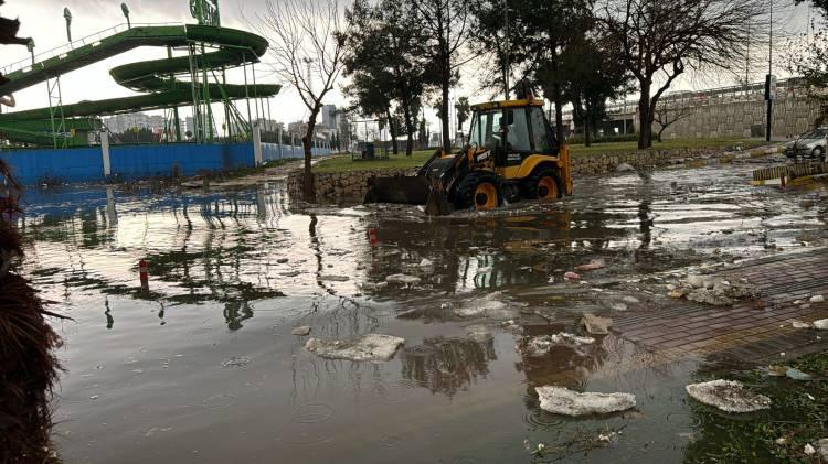 <div>Antalya Valiliğinden yapılan açıklamada, kentte olumsuz hava koşullarının devam ettiği belirtildi.</div>

<div> </div>

<div>Açıklamada, "İlimizde devam eden olumsuz hava koşulları, sel ve taşkın nedeniyle 5 merkez ilçemizde Aksu, Döşemealtı, Kepez, Konyaaltı, Muratpaşa'da eğitim kurumlarımızda Hıfzıssıhha kararı gereğince 13.02.2024 Salı günü 1 gün süreyle eğitime ara verilmiştir. Ayrıca olumsuz hava koşulları nedeniyle 5 merkez ilçemizde kamu kurumlarında çalışan engelli, hamile ve kronik hastalığı olan personel 1 gün idari izinli sayılacaktır" ifadeleri kullanıldı.</div>
