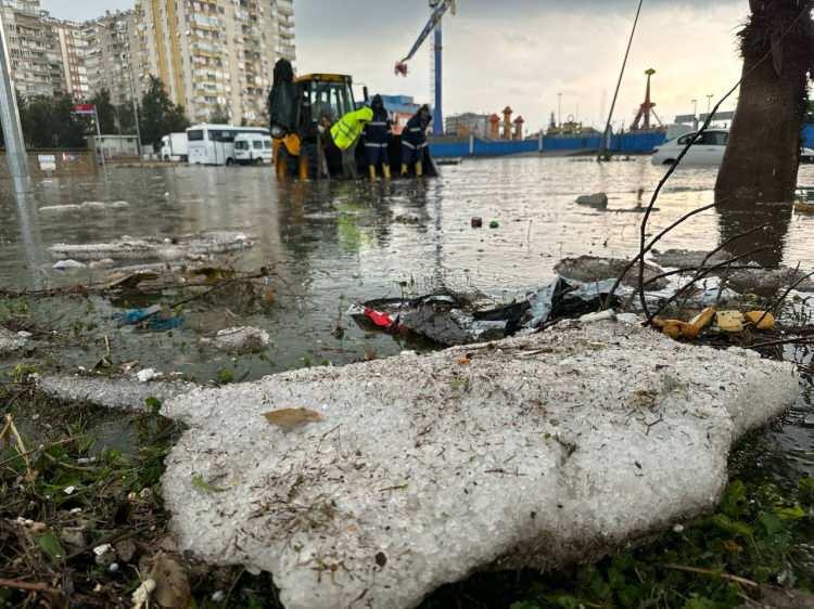 <div>Tonguç Alt Geçidi ve Opera Kavşağı'ndaki su baskını nedeniyle 30 civarında araç yolda kaldı, bazı araçlar iş makinesi ve çekici yardımıyla yol kenarlarına alındı. Suda sürüklenen çok sayıda araçta hasar oluştu.</div>

<div> </div>

<div>Aracı suda kalan servis sürücüsü İbrahim Baykuşlar, otele işçi taşıdığını ve yağış nedeniyle suda mahsur kaldığını söyledi.</div>

<div> </div>

<div>İtfaiyeyi arayarak yardım istediklerini belirten Baykuşlar, "İşçiler araçtan inemiyor. 4 saattir suda kaldık. Burası sürekli böyle oluyor, en azından bir önlem almaları lazım. Araç trafiğine kapatmaları lazım. Birçok araç yolda kaldı." dedi.</div>
