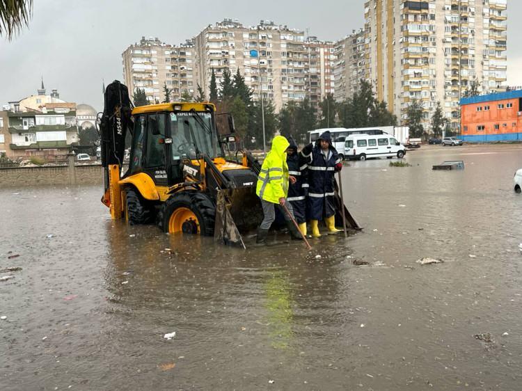 <div>İçişleri Bakanı Ali Yerlikaya, sel afetinin yaşandığı Antalya'da 989 vatandaşın tahliye edildiğini ve valiliğe 20 milyon lira acil yardım ödeneği gönderildiğini bildirdi.</div>
<div> </div>
<div>Bakan Yerlikaya, sosyal medya hesabından yaptığı açıklamada, Antalya'da yoğun yağışlar nedeniyle meydana gelen selle mücadele için bölgede an itibarıyla 248 personel, 63 araç, 24 motopomp ve 13 dalgıç görevlendirildiğini belirtti.</div>