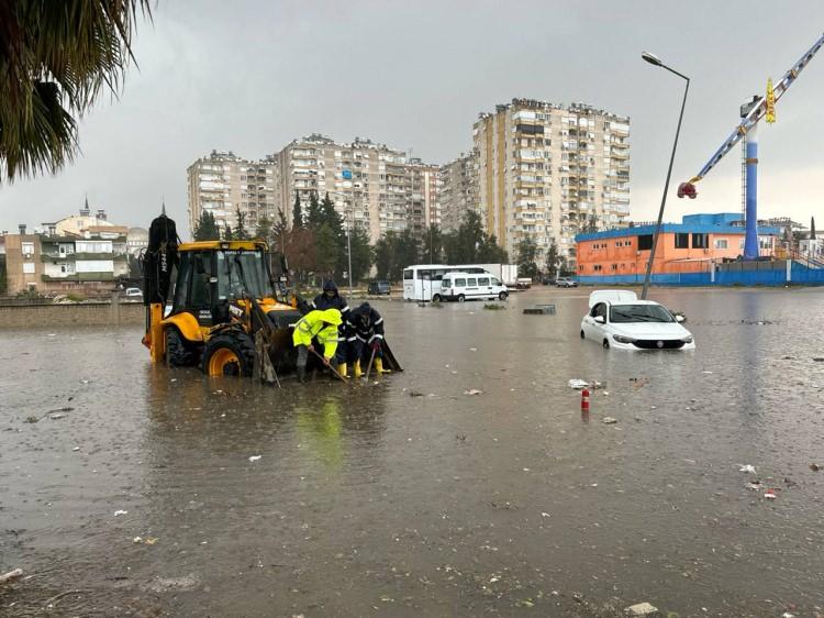<div>Güneş Mahallesi'nde bazı sitelerin zemin katındaki dairelerde su baskınları yaşandı. Evlerinde mahsur kalanlar ekipler tarafından botlarla tahliye edildi.</div>

<div> </div>

<div>İş yerini su basan Nasuh Çağıl, itfaiyeyi çağırdıklarını ancak gelen olmadığını ifade ederek, "İki dükkanım var hepsini su bastı, insanlar işe gidemedi araçlarında mahsur kaldı." diye konuştu.</div>

<div> </div>

<div>Evini su basan Barış Samuray, evinin içinde yaklaşık bir metre yüksekliğinde su olduğunu ve bütün eşyalarının zarar gördüğünü söyledi.</div>

<div> </div>

<div>Ayşenur Kaçakçı da saat 03.00'ten itibaren etkili olan yağışta zemin kattaki evinin su altında kaldığını belirtti. Zemin katlara giremediklerini ifade eden Kaçakçı, tüm eşyalarının su içinde yüzdüğünü ve ekiplerden yardım beklediklerini kaydetti.</div>
