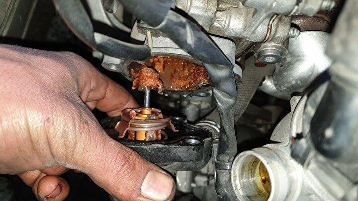 <p>Radyat&ouml;r gibi &ouml;nemli par&ccedil;aların dağılmaması i&ccedil;in antifriz kullanımının &ouml;nemli olduğunu ifade eden &Uuml;nl&uuml;ce, bunun yanı sıra ortalama bin 500 lira olan yağ bakımının yaptırılmaması halinde meydana gelebilecek arızaların 30 bin lira gibi y&uuml;ksek maliyetlere yol a&ccedil;abileceğine vurgu yaptı.</p>

<p>&nbsp;</p>
