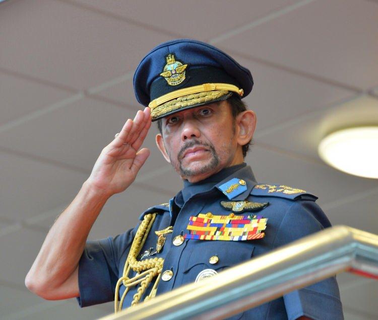 <p><strong><span style="color:#B22222">2) SULTAN HASANAL BOLKIAH - BRUNEİ </span>| 28 MİLYAR DOLAR</strong></p>
