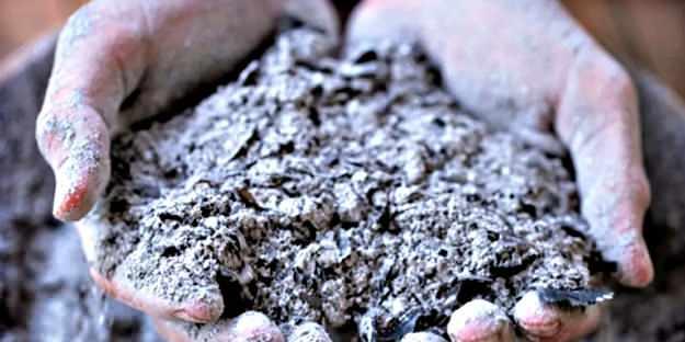 <p><strong>Odun ateşinin k&uuml;l&uuml;n&uuml; elekten ge&ccedil;irip s&uuml;zen kadınlar, &ouml;nce suyla karıştırıyor. Birka&ccedil; g&uuml;n dinlendirilen su sonra hamura katılıyor. Y&uuml;z yılı aşkın s&uuml;redir uygulanan bu geleneksel y&ouml;ntemin tatlıya gevreklik ve lezzet kattığı d&uuml;ş&uuml;n&uuml;l&uuml;yor.</strong></p>
