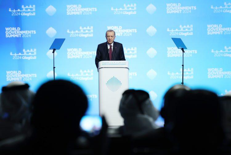 <p>Cumhurbaşkanı Recep Tayyip Erdoğan, "Geleceğin Hükümetlerini Şekillendirmek" teması altında Dubai kentinde düzenlenen Dünya Hükümetler Zirvesi'ne katılarak konuşma yaptı.</p>
