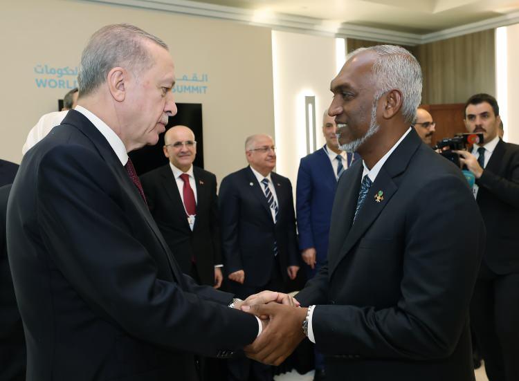 <p>Cumhurbaşkanı Recep Tayyip Erdoğan, onur konuğu olarak katıldığı "Geleceğin Hükümetlerini Şekillendirmek" teması altında düzenlenen Dünya Hükümetler Zirvesi'nde, Maldivler Cumhurbaşkanı Muhammed Muizzu ile ayaküstü görüşme yaptı.</p>
