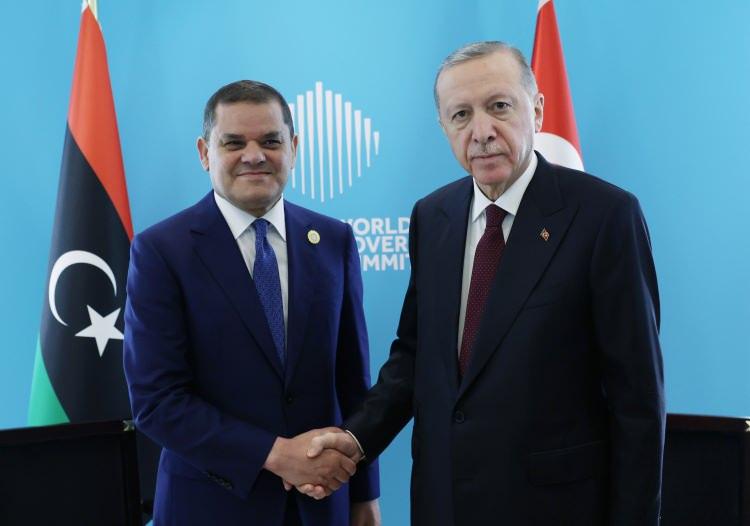 <p>Cumhurbaşkanı Recep Tayyip Erdoğan, onur konuğu olarak katıldığı "Geleceğin Hükümetlerini Şekillendirmek" teması altında düzenlenen Dünya Hükümetler Zirvesi'ndeki ikili temasları kapsamında, Libya Ulusal Birlik Hükümeti Başbakanı Dibeybe'yi kabul etti.</p>
