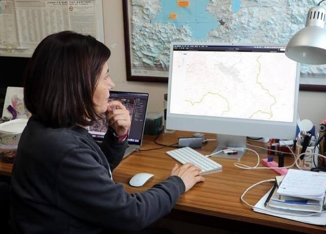<p><strong>HENDEKLER KAZIP ANALİZLER YAPILACAK</strong></p>
<p>Hazırladıkları proje kapsamında, yapılacak çalışmanın önemine değinen Prof. Dr. Sağlam, bunun sonunda imara esas çalışmalarda kullanılmak üzere deprem senaryoları üretileceğini, bu nedenle şehirleşme, kentleşmenin bu anlamda tekrar revize edileceğini söyledi.</p>
<p> </p>
<p>Prof. Dr. Sağlam, "Bir fay sadece bir deprem üretip bitmiyor. Deprem tekrarlanma aralığı var. Belli bir gerilim birikimi var. Bu birikim tekrarlarının ortaya çıkarılması için faylar boyunca hendek kazıları yapıyoruz. 30 metre uzunluğunda kısmen 4 ile 6 metre derinliğinde hendekler açıyoruz. Bu hendekler içerisinde faya ait öz geçmiş bilgilerine ulaşmaya çalışıyoruz. Bu bilgelerle çeşitli analizler ve tarihlendirme yaparak diyoruz ki örneğin, Çaldıran fayı üzerinde deprem tekrarlanma aralığı yaklaşık 500 ile 700 yıl arasında. Bunun bilinmesi önemli bir şey. Çünkü siz buna göre bütün planlamalarınızı yapıyorsunuz. En önemli şey TÜBİTAK Başkanı Hasan Mandal, AFAD Başkanı Orhan Tatar'ın sayesinde 2023 depremlerinden sonra fayların öz geçmişlerinin çıkartmak için Türkiye geneli başlatılmış bir proje" diye konuştu.</p>
<p> </p>