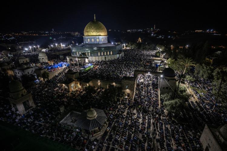 <p>Erdoğan, "Çevre-Yaşam" kategorisinde ise Mostafa Alkharouf’un, Kadir Gecesi'nde, Müslümanların ilk kıblesi Mescid-i Aksa'yı dolduran binlerce kişinin namaz kılıp dua etmesini gösteren "İlk kıblede namaz" fotoğrafına oy verdi.</p>