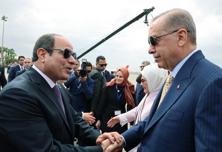 <p>Cumhurbaşkanı Recep Tayyip Erdoğan, Birleşik Arap Emirliklerinde (BAE) temaslarını tamamlayarak özel uçakla Mısır’a geçti. Havalimanı’na inen Cumhurbaşkanı Erdoğan’ı Mısır Cumhurbaşkanı Abdulfettah es-Sisi törenle karşıladı.</p>
