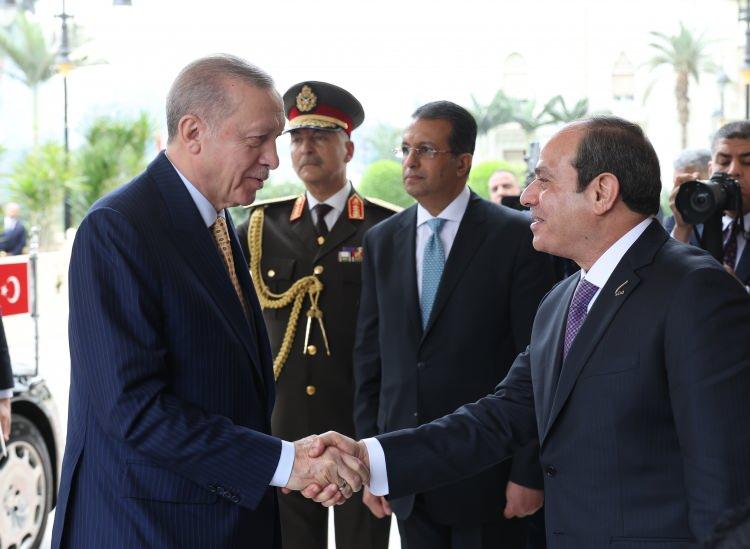 <p>Al Arabiya'daki Erdoğan-Sisi görüşmesi haberinde ziyaretin 12 yıl aradan sonra bir ilk olduğu ifade edildi. Haberde <em><strong>"Türkiye Cumhurbaşkanı Recep Tayyip Erdoğan, Cumhurbaşkanı Abdülfettah el-Sisi ile görüşmek üzere 2012'den bu yana Mısır'a ilk ziyaretini çarşamba günü gerçekleştirdi ve bölgesel güçler arasındaki bağların yeniden inşası yolunda büyük bir adım attı."</strong></em> yorumuna yer verildi.</p>
<p></p>