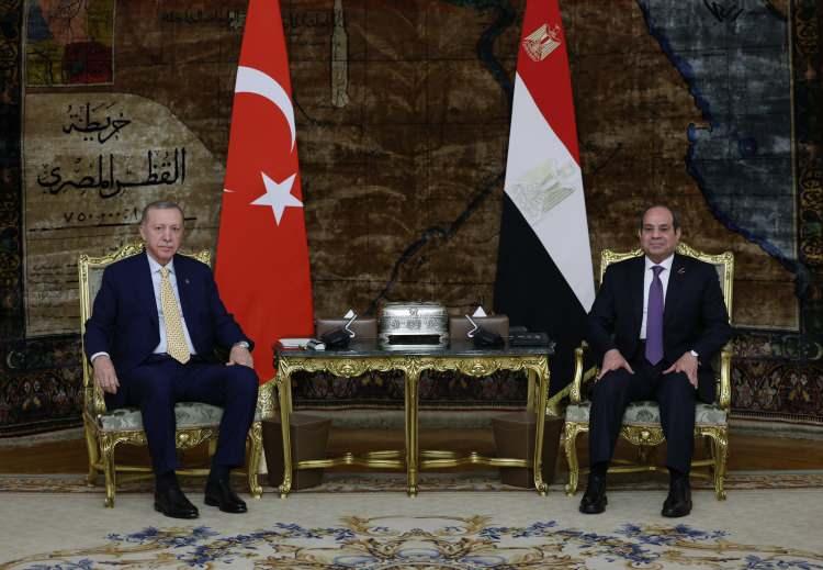 <p>BBC Arapça ise <strong>'Türkiye-Mısır ilişkileri: Erdoğan'ın Kahire ziyareti yıllardır var olan uzaklığa son veriyor' </strong>başlığını atarak, Cumhurbaşkanı'nın son olarak Eylül 2012'de Mısır'ın başkentine gittiğini ve o dönem başbakan olduğunu hatırlattı.</p>