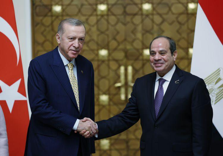<p>Yunan basınından Pentapostagma'da yer alan <a href="https://www.ensonhaber.com/">haber</a>e göre; Türkiye'nin, <a href="https://www.ensonhaber.com/misir.htm" target="_blank">Mısır</a> ile "drone diplomasisi" yürüttüğü belirtilerek, Doğu Akdeniz'de Mısır ile Yunanistan arasında kurulan ortaklığın "yok olma" tehlikesiyle karşı karşıya olduğu belirtildi.</p>
