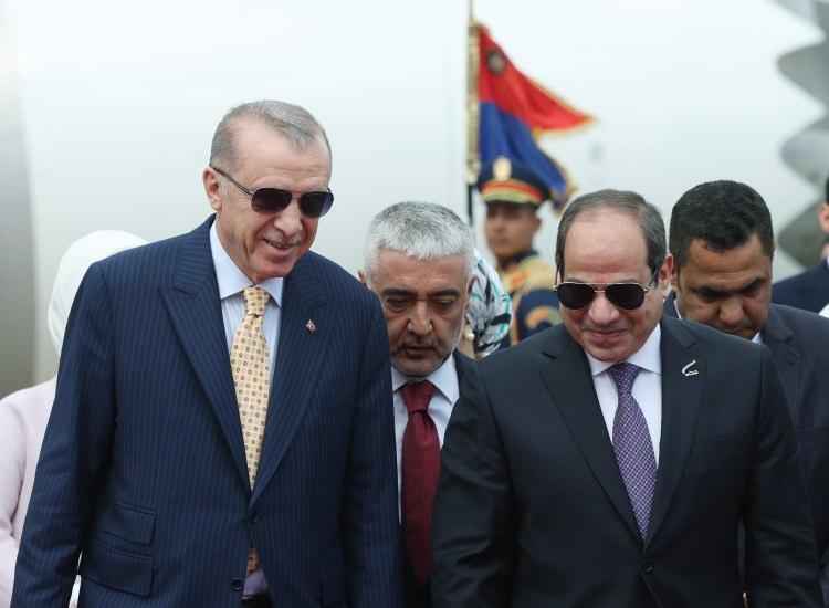 <p><strong>İki ülke arasında MEB anlaşması ihtimali</strong></p>

<p>Ankara ile Kahire arasında yapılacak olası bir MEB anlaşmasının, Yunanistan ile Güney Kıbrıs Rum Yönetimi'ne karşı yaşanan anlaşmazlıkta Türkiye'ye önemli bir pazarlık kozu verebileceği ifade edildi.</p>

<p>Buna gerekçe olarak, <strong><em>"Çünkü Atina ile Kahire arasındaki MEB'in sınırlandırılması sorunlu. Yunanistan'ın çıkarlarını tam olarak korumuyor."</em></strong> denildi.</p>
