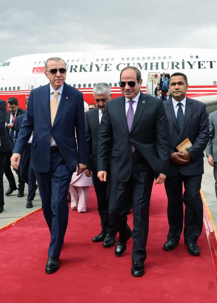 <p>Londra merkezli Middle East Eye, ilişkilerde "büyük bir iyileşmenin" olduğunu vurguladı.</p>
<p>Bunun işareti olarak, Dışişleri Bakanı Hakan Fidan'ın, geçen hafta Türkiye'nin Mısır'a insansız hava aracı satabileceğini söylemesi gösterildi.</p>