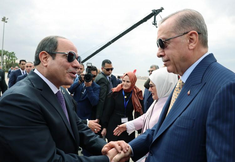 <p><strong>İki bölgesel güç</strong></p>
<p>Kathimerini, ziyaret için <em><strong>"İki bölgesel güç arasındaki bağların yeniden inşasında büyük adım." </strong></em>diye yazdı.</p>
<p> </p>
