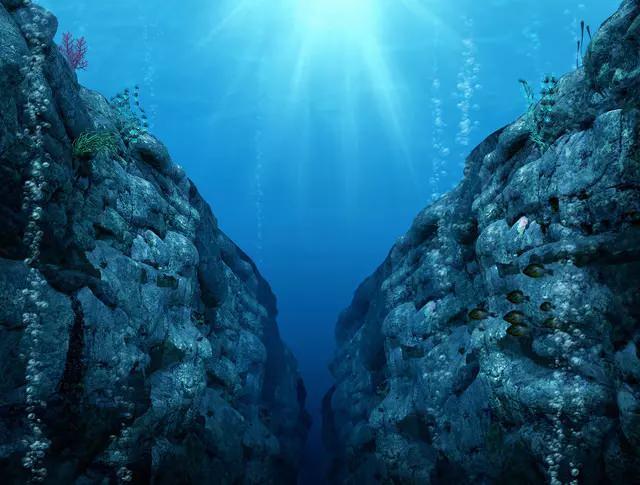<p>Mariana Çukuru bilinen en derin okyanus çukuru ve yer kabuğunun en derin kısmıdır. Hatta o kadar derin ki Everest'i ters çevirip başını bu noktaya denk getirilse bile yüzeye 1 kilometrekarelik bir mesafe kalıyor.</p>
