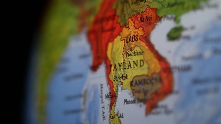 <p>TAYLAND</p>
<p>En mutlu ülkeler arasında yer alan Tayland’ın aylık ortalama maliyeti 831 ABD dolarıdır. Hem düşük maliyetli hem de ultra lüks ve doğa içinde bir yaşam için en iyi destinasyonlardandır.</p>