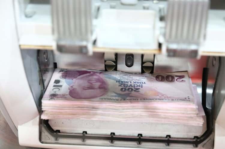 <p><strong>İKİ BAYRAMDA YAKLAŞIK 90 MİLYAR LİRA</strong></p>
<p>Sosyal Güvenlik Kurumu’ndan emekli aylığı alan kişi sayısı dosya bazında 15,1 milyon kişiye ulaşıyor. Buna göre iki bayramda 45’şer milyar liradan bu yıl yaklaşık 90 milyar liralık emekli ikramiyesi ödenecek.</p>