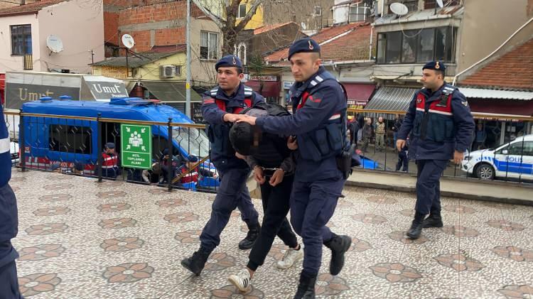 <p>Jandarma ekipleri şüphelileri adliyeye getirdiği sırada geniş güvenlik önlemi aldı. Cinayet zanlısı A.K. jandarmadaki ilk ifadesinde cinayeti itiraf etti.</p>
