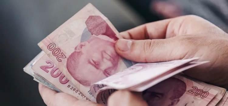 <p><strong>ZİRAAT BANKASI-</strong></p>
<p>SGK (Emekli Sandığı, SSK, Bağ-Kur) emekli maaş ödemelerini Ziraat Bankası aracılığı ile alan emeklilerden;</p>
<p>- 3.500 TL altında emekli aylığı alanlara 3.000 TL,</p>
<p><br />
- 3.500 TL ila 7.500 TL arasında emekli aylığı alanlara 3.500 TL,</p>
<p><br />
- 7.500 TL ila 10.000 TL arasında emekli aylığı alanlara 4.500 TL,</p>
<p><br />
- 10.000 TL üzerinde emekli aylığı alanlara 5.000 TL tutarında olmak üzere,</p>
<p> </p>
