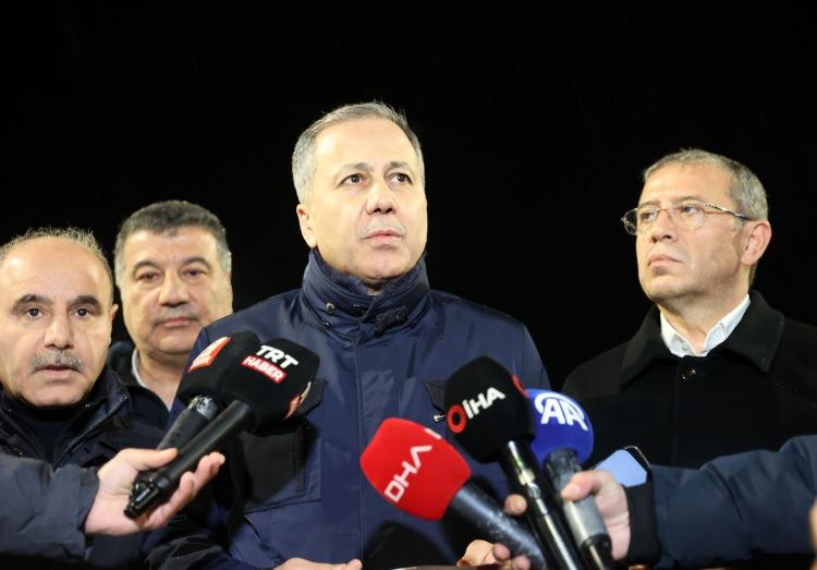 <p>Bakan Yerlikaya, "Şu an itibariyle 2708 personel görev yapıyor. Personel açısından hiçbir eksiğimiz yok. Yapılan tüm değerlendirmelerde aradığımız arkadaşların 5'inin bir konteyner içinde yer aldığı, 3'ün bir araç içinde yer aldığı, diğer şoför kardeşimizin de kamyon içinde farklı bir bölgede olduğu değerlendiriliyor. Bu kütle içerisinde bir avantajımız var. Araç içinde ve konteyner içinde olan demek bizim metal radar tespitleriyle bu kütle üzerinde tespit edilmesi... Daha hızlı aksiyon alabilmek amacıyla bu konteyner ve araçlarla ilgili tespit edip daha hızlı yol almak istiyoruz. Herhangi bir toprak kayması olup olmadığını bilim insanlarımız anbean değerlendiriyor. AFAD koordinasyonunda arama çalışmalarına güvenliğe dikkat ederek devam ediyor. İfade ettiğimiz gibi arama kurtarma çalışmalarımız gece gündüz devam edecek." dedi.</p>
