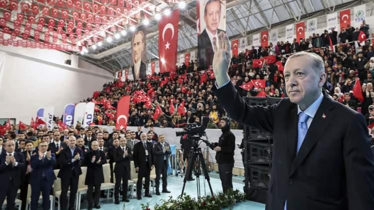 <p><strong>ERDOĞAN GENÇLERE MÜJDEYİ VERMİŞTİ-</strong></p>
<p> </p>
<p>Cumhurbaşkanı Recep Tayyip Erdoğan, Aile ve Gençlik Fonu için başvuruların başlayacağını Geçen hafta açıklamıştı.</p>
<p>Aile ve Gençlik Fonu; aile müessesesinin desteklenmesi, güçlendirilmesi, gençlerin sosyal risklere karşı korunması ve gelişimleri ile girişimlerine destek sağlanmasına yönelik kaynağın oluşturulması amacını taşıyor.</p>
<p> </p>