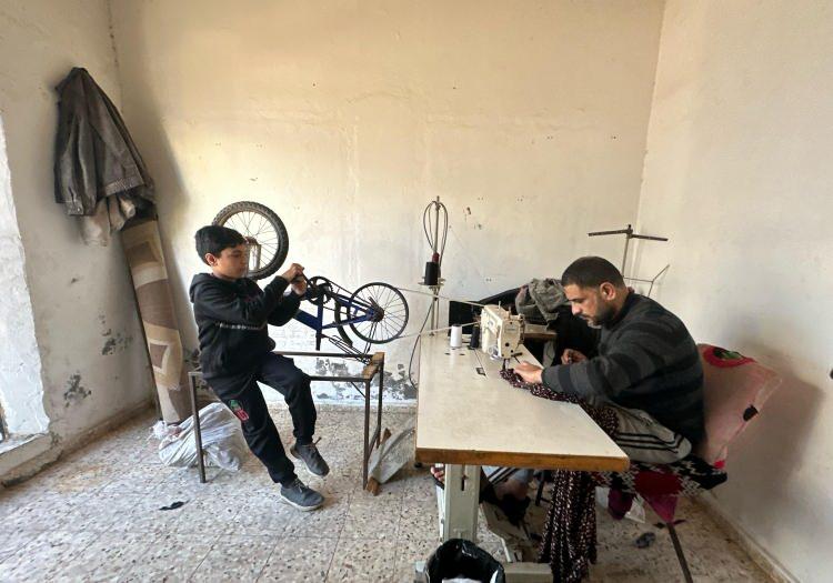 <p><span style="color:#B22222"><strong>OLUMSUZ ŞARTLAR ONLARA ENGEL DEĞİL</strong></span></p>

<p>Gazze Şeridi’nin güneyindeki Refah kentinde yaşayan Filistinli terzi Muhammed El Atıf, elektrik ve yakıt yokluğu nedeniyle dikiş makinesini çalıştırmak için bisiklet pedalından yararlanıyor.</p>
