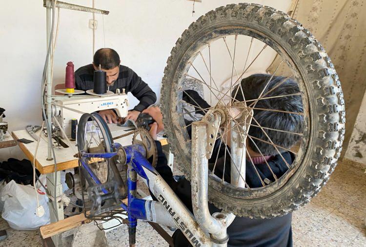 <p><span style="color:#B22222"><strong>İHTİYAÇLARA ALTERNATİF ÇÖZÜMLER</strong></span></p>

<p>Filistinli terzi, elektriğin olmadığı Gazze Şeridi'nde bisiklet pedalıyla dikiş makinesini çalıştırıyor.</p>
