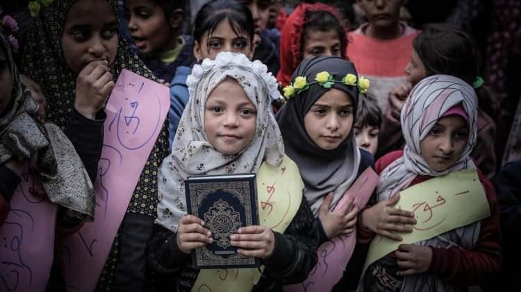 <p>Eğitimlerinin sonunda Allah'ın (c.c) kelamı olan Kuran- Kerim'i ezberleyen bütün öğrencilere kutsal kitabımız hediye edildi.</p>
