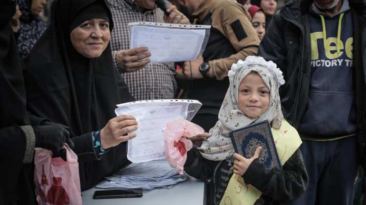 <p>Eğitimleri sonunda çocuklara <span style="color:#B22222"><strong>hafızlık diploması </strong></span>verildi.</p>
