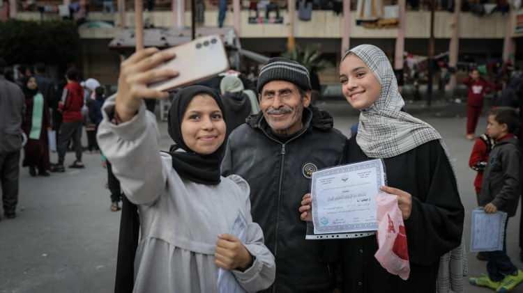 <p>Mutlu günlerinde aileleri ve arkadaşlarıyla birlikte bol bol fotoğraf çektirdiler.</p>
