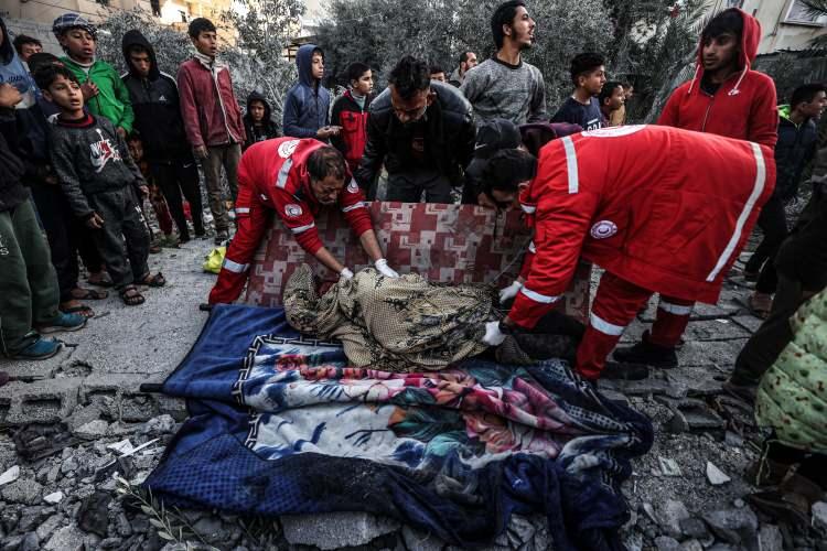 <p>Gazze'nin Deir Al Balah kentindeki el-Kahveci ailesine ait bir eve düzenlenen saldırı sonucu ölü ve yaralıların olduğu bildirildi.</p>
