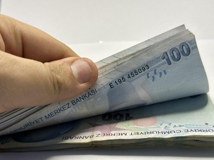 <p> Herhangi bir işte çalışmayan, kendi sigortalılığı nedeniyle gelir veya aylık almayanlar eşinin aylığının yüzde 75’ini almakta olduklarından, 2000 lira ikramiye verilecek.</p>