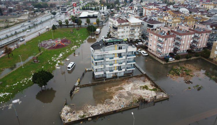 <p>Antalya kent merkezinde dün akşam etkili olmaya başlayan sağanak, gece şiddetini artırdı. </p>
