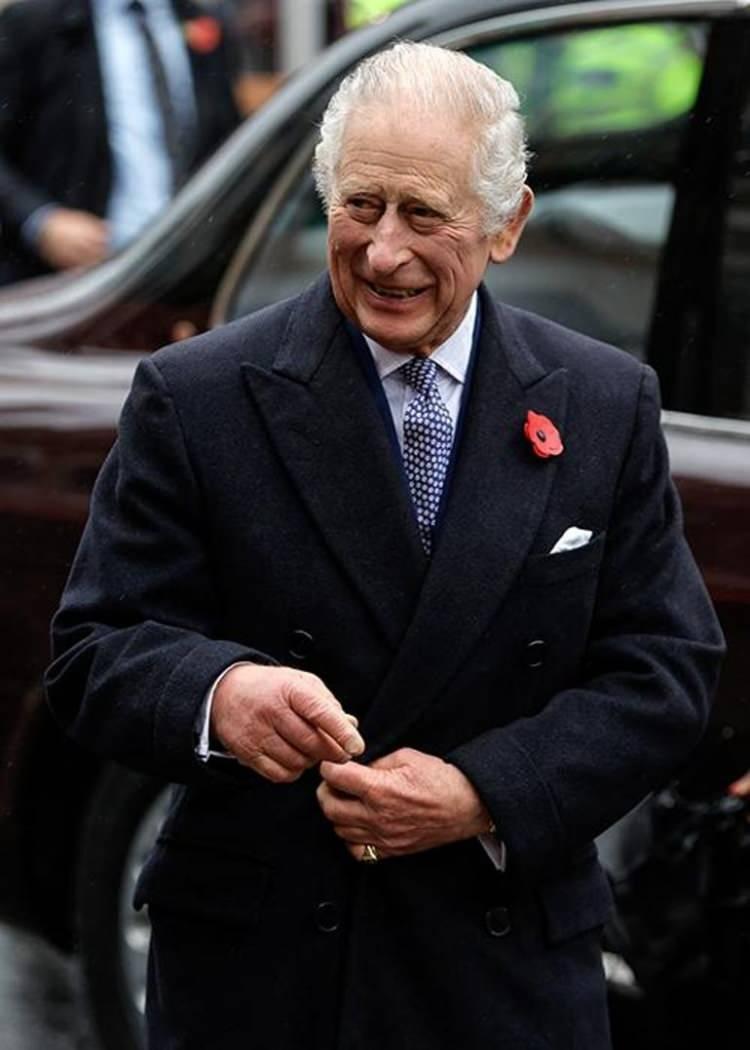 <p><span style="color:#000000"><strong>Geç bir yaşta tahta geçen Kral'ın kendisine çok dikkat ettiğini belirten eşi Kraliçe Camilla, Charles'ın düzenli olarak kilometrelerce yürüdüğünü ve hatta kocasına "Dağ Keçisi" dediğini anlatmıştı.</strong></span></p>