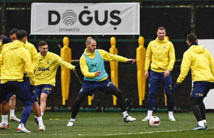 <p>Avrupa'daki bir diğer temsilcimiz Fenerbahçe ise Konferans Ligi'nde grubunu lider tamamladı ve direkt son 16 turuna yükseldi. Sarı-lacivertliler bu turda karşılaşma oynamayacak.</p>
