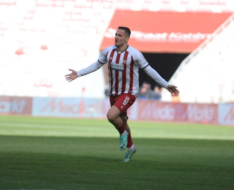 <p>Rey Manaj - Sivasspor<br />
<br />
12 gol</p>