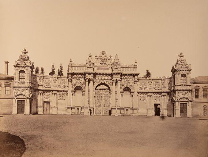 <p>Dolmabahçe Sarayı Saltanat Kapısı.</p>

