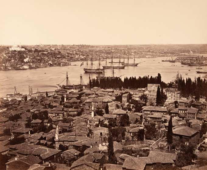 <p>Haliç'te demirli Osmanlı savaş gemileri. Yanılmıyorsam büyük olan üç ambarlı ve 128 toplu Mahmudiye Kalyonu.</p>
