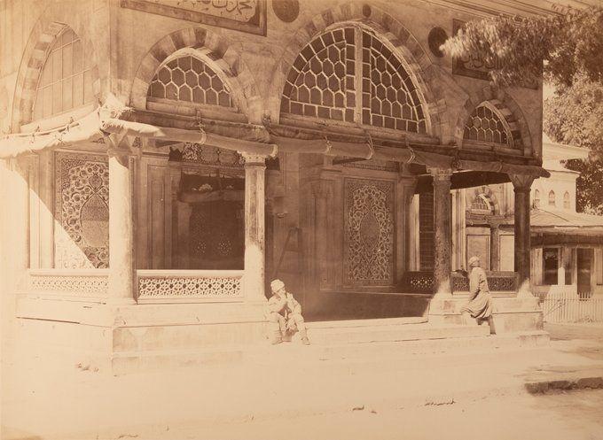 <p>Ayasofya'nın avlusunda yer alan Sultan II. Selim'in türbesi.</p>