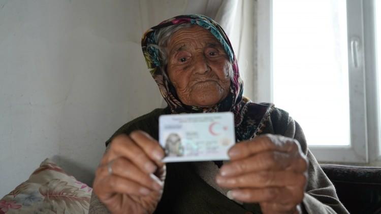 <p><strong>Kırıkkale</strong>'nin Delice ilçesine bağlı Elmalı köyünde doğup büyüyen ve 6 çocuğu olan 117 yaşındaki Arzu Sınıroğlu, yaşamında bir asırdan fazlasını geride bıraktı. </p>
