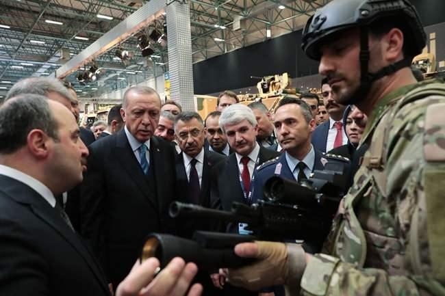 <p>ALKA'nın yapay zeka üzerine doğru bir mimariyle geliştirilmiş yenilikçi bir silah sistemi olduğunu işaret eden Tunç, ROKETSAN'ın ALKA'da alt sistemlerin neredeyse tamamını yurt içindeki firmalardan dış kaynak olarak temin ettiğini ve paydaşlarla oluşturulan sinerjinin sahaya yansıtıldığını vurguladı.</p>