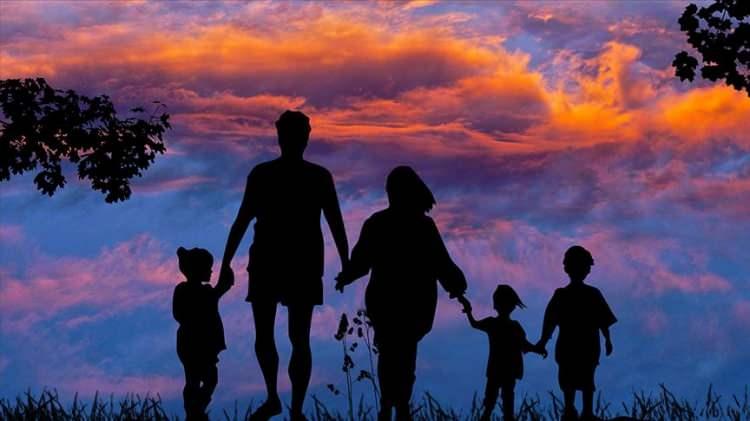 <p>Türkiye İstatistik Kurumu'nun 2023 yılına ilişkin "Yaşam Memnuniyeti Araştırması"ndan derlenen bilgilere göre, geçen yıl ankete katılan bireylerin yüzde 69,9'u en büyük mutluluk kaynakları olarak "tüm aile"yi gösterdi.</p>
