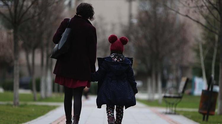 <p>Anne ve babasını mutluluk kaynağı olarak görenlerin oranı 2013'te de geçen yıl da yüzde 2,9 oldu.</p>
<p>Mutluluk kaynağının kendisi olduğunu belirtenlerin oranı ise önemli ölçüde arttı. 2013'te kendisini mutluluk kaynağı olarak gören bireylerin oranı yüzde 2,5 iken geçen yıl yüzde 5,4 oldu.</p>