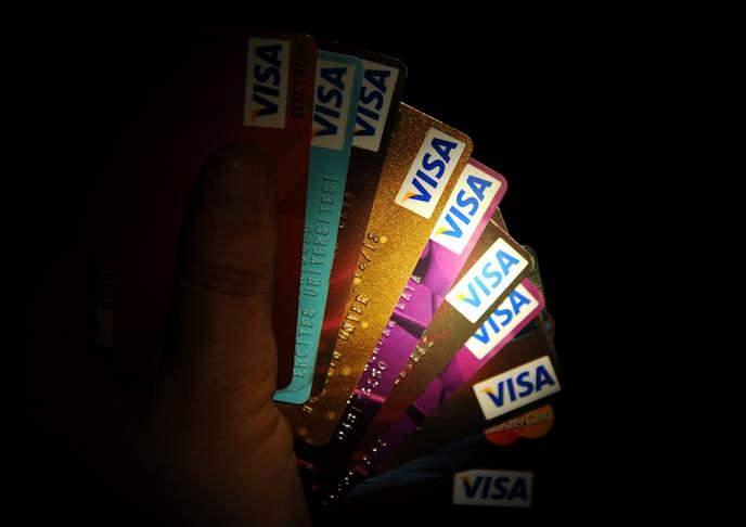 <p> Bankacılık kaynakları kredi kartlarına yönelik faiz, limit veya taksitte sınırlama gibi adımlar gelebileceğini belirtiyor. </p>
