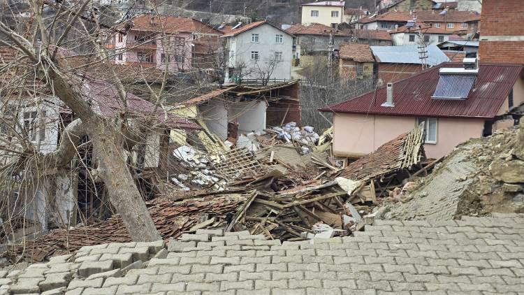 <p><strong>Tokat</strong>'ın Niksar ilçesi Günebakan köyünde meydana gelen heyelan sonucunda 42 ev tedbir amacıyla boşaltıldı.</p>
