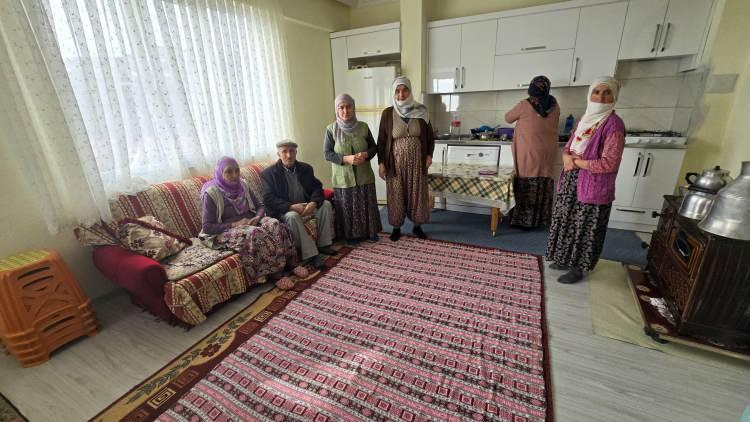 <p>Heyelanın etkisiyle yıkılan evler ve cami ile birlikte köydeki yaşam normallerinden uzaklaşmış durumda. Yetkililer, güvenliği sağlamak adına hızla hareket ederken, afetzedelerin ihtiyaçlarının karşılanması ve mağduriyetlerinin en aza indirilmesi için çalışmalar devam ediyor. Köydeki durumu değerlendirmek ve alınacak tedbirleri belirlemek için yapılan incelemelerin sonuçları beklenirken, bölgedeki vatandaşlar için umutlu bir çözüm arayışı devam ediyor.</p>
