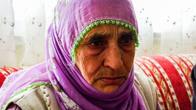 <p>Afette 3 katlı evi yıkılan 72 yaşındaki Osman Çoban, <strong>“Kardeşim var kendisi Çorum’da görev yapıyor. Geçen yaz köyde bir ev yapıp bitirdi. Hiçbir eşyası yoktu. Heyelandan sonra hemen taşının dedi. Üst katına da biraderim göçtü. Devlet bize yer gösterene kadar orada kalmak zorundayız. Başka yere zaten sığamazdık. Devle bize bir yer gösterene kadar 3 kardeş o binada ikamet ediyoruz. Köyde geçen gün dron çekim yaptı. Kurulacak köy galiba köyün girişine doğru gidecek. Devlet geniş alan istiyormuş. Gelecek sonucu bekliyoruz. Köyün hepsinin de gitme olabilir dediler. Kararı bekliyoruz. Devletimiz etüt çalışması yaparak alanı belirleme çalışıyor. Evvela 8 baş hayvanım vardı onları kurtardım. Aşağıdan ufak tefek eşyaları aldık. Yiyecekten bir ton buğday 2 ton patates kaldı. Orada 6 horoz ve 7 tavuk kaldı. Onları bile almaya zaman bulamadık. Samanlık ve ahır çöktü. Oralarda boşluk bulup çıkmışlar. Yayılıp yatıyorlar. Oraya gitmemizin mümkünü yok. Binaların altı da param parça oldu”</strong> dedi.</p>
