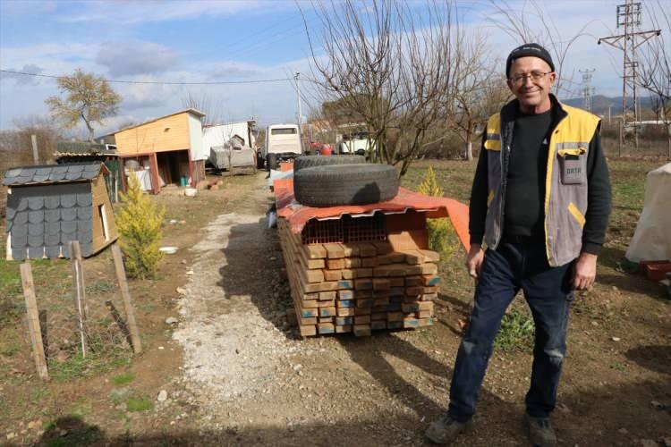 <p>Köy şartlarının zorluğu nedeniyle seçmen sayısının az olduğunu vurgulayan Taşkıran, şunları kaydetti:</p>
<p> </p>
<p>"Köyümüzde sandık kurulmayacak çünkü seçmen yok. İçme ve kullanma suyumuz, kanalizasyonumuz, telefon, internet yok sadece elektriğimiz var. 25-30 sene önce 15-20 hane vardı. Sadece elektrikle olmuyor. Çan'a en yakın köy. Öncelikle suyumuz olmadığı için kaybediyoruz. Kuyulardan çekiyoruz. İçmek için Terzialan'dan su getiriyoruz."</p>